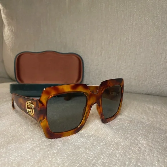 Gucci Women’s Sunglasses Tortoise - Picture 4 of 5